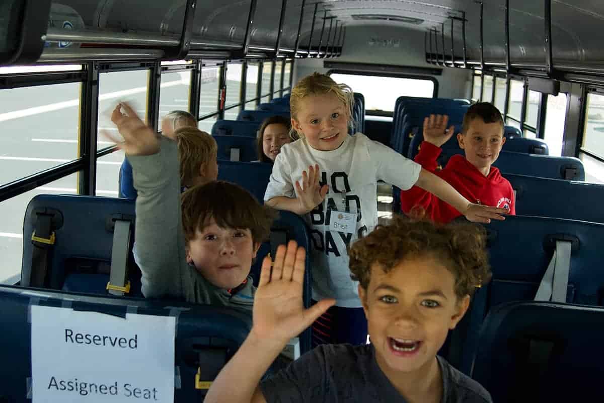 stdents getting off the bus
