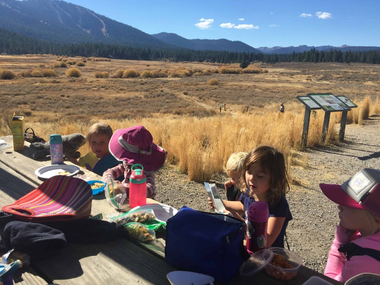 pre-k students eating lunch