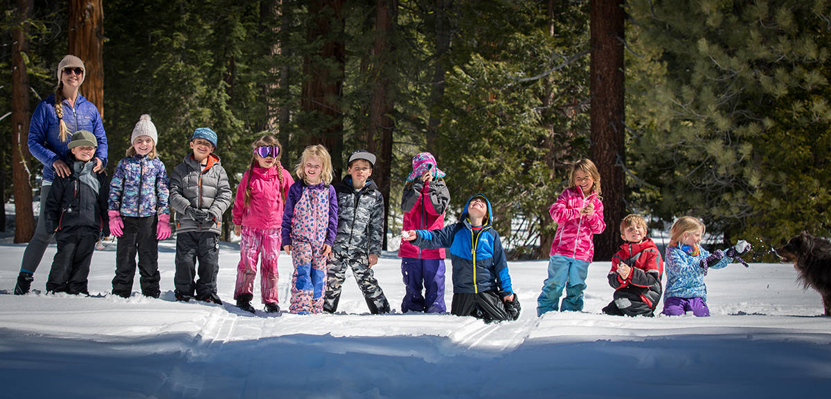 students and their teacher on their skiis