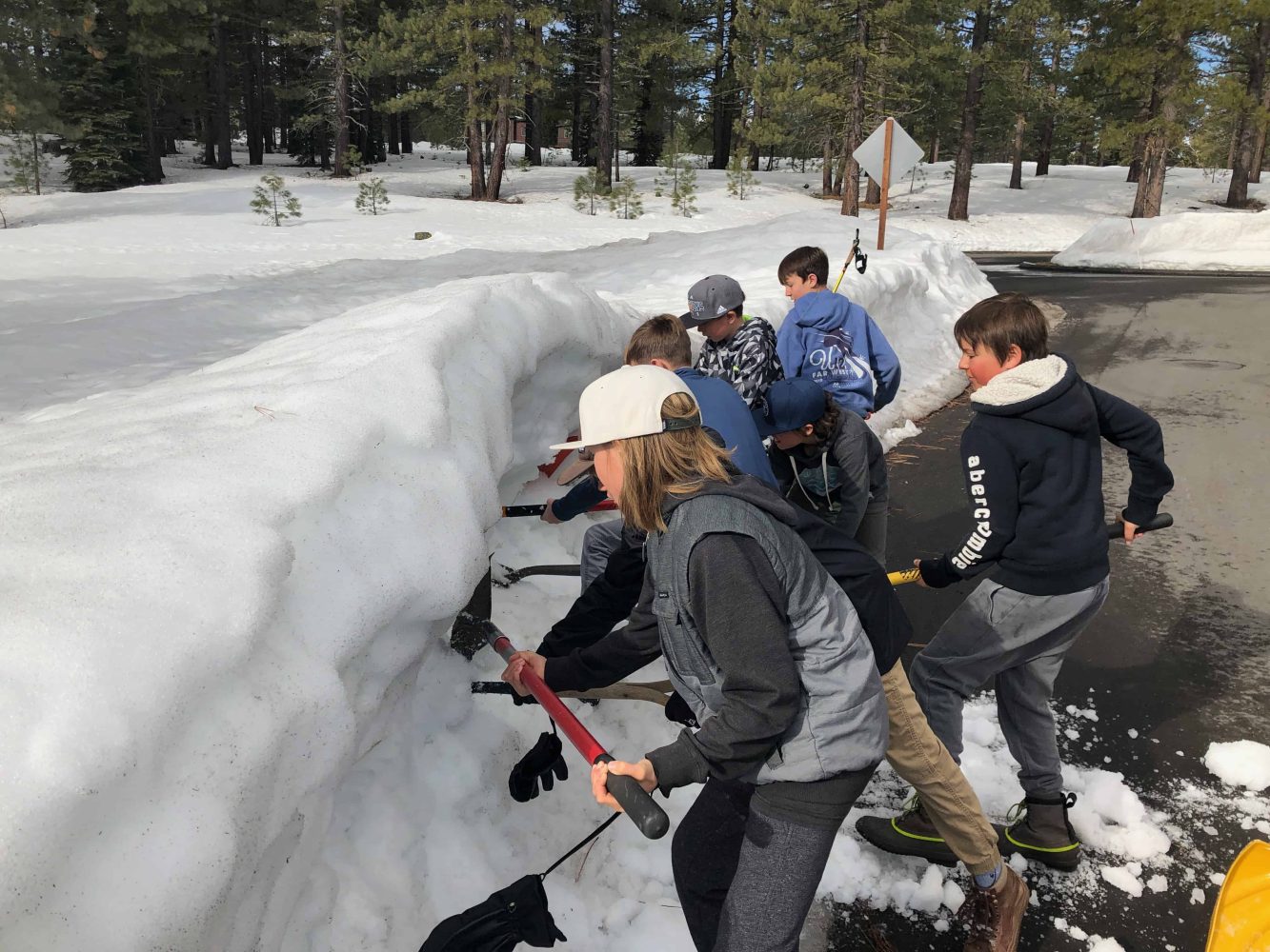 5th graders digging through the snow