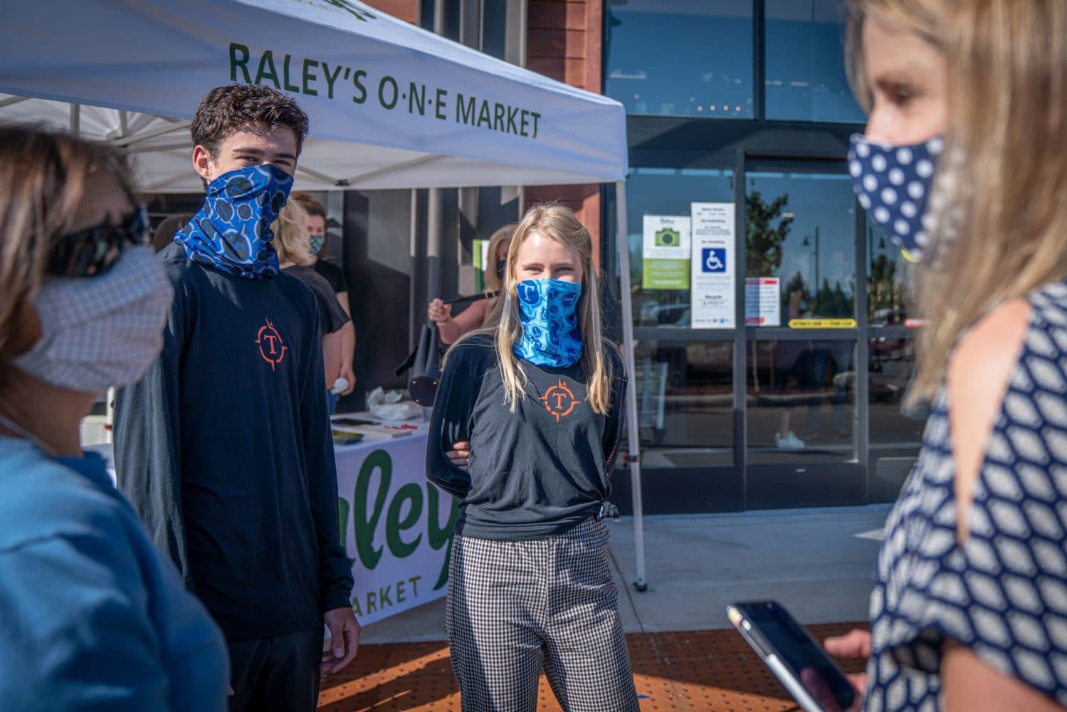 A group of students in front of Raley's ONE Market